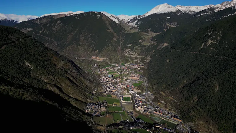 Vista aèria d’un nucli d’Andorra amb comunitats de propietaris