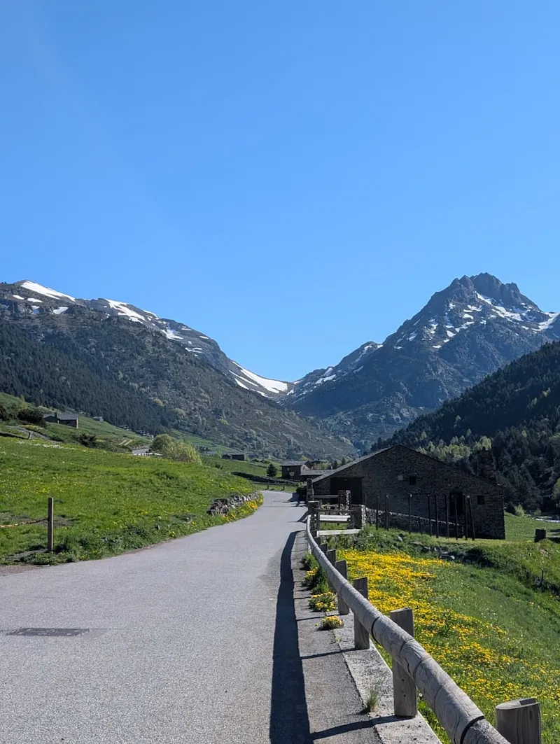 Vall verda d'Andorra amb un camí de muntanya, entorn de la compra-venda d'immobles
