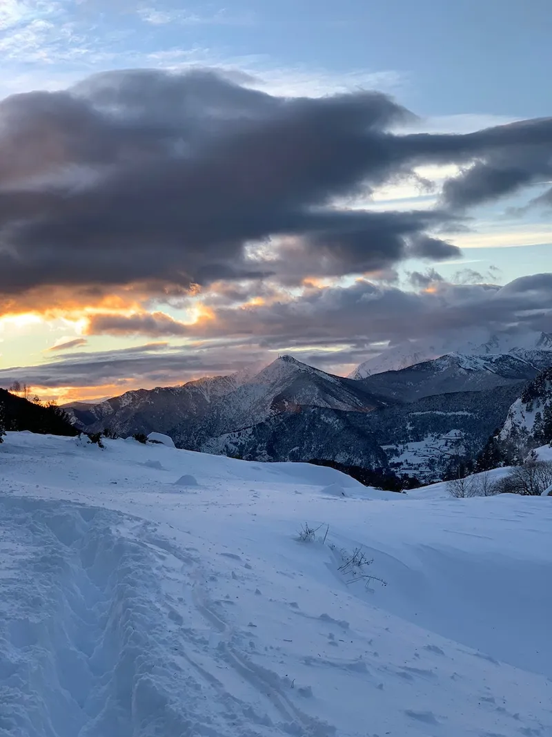 Muntanyes nevades d'Andorra al capvespre, entorn de la gestió de lloguers