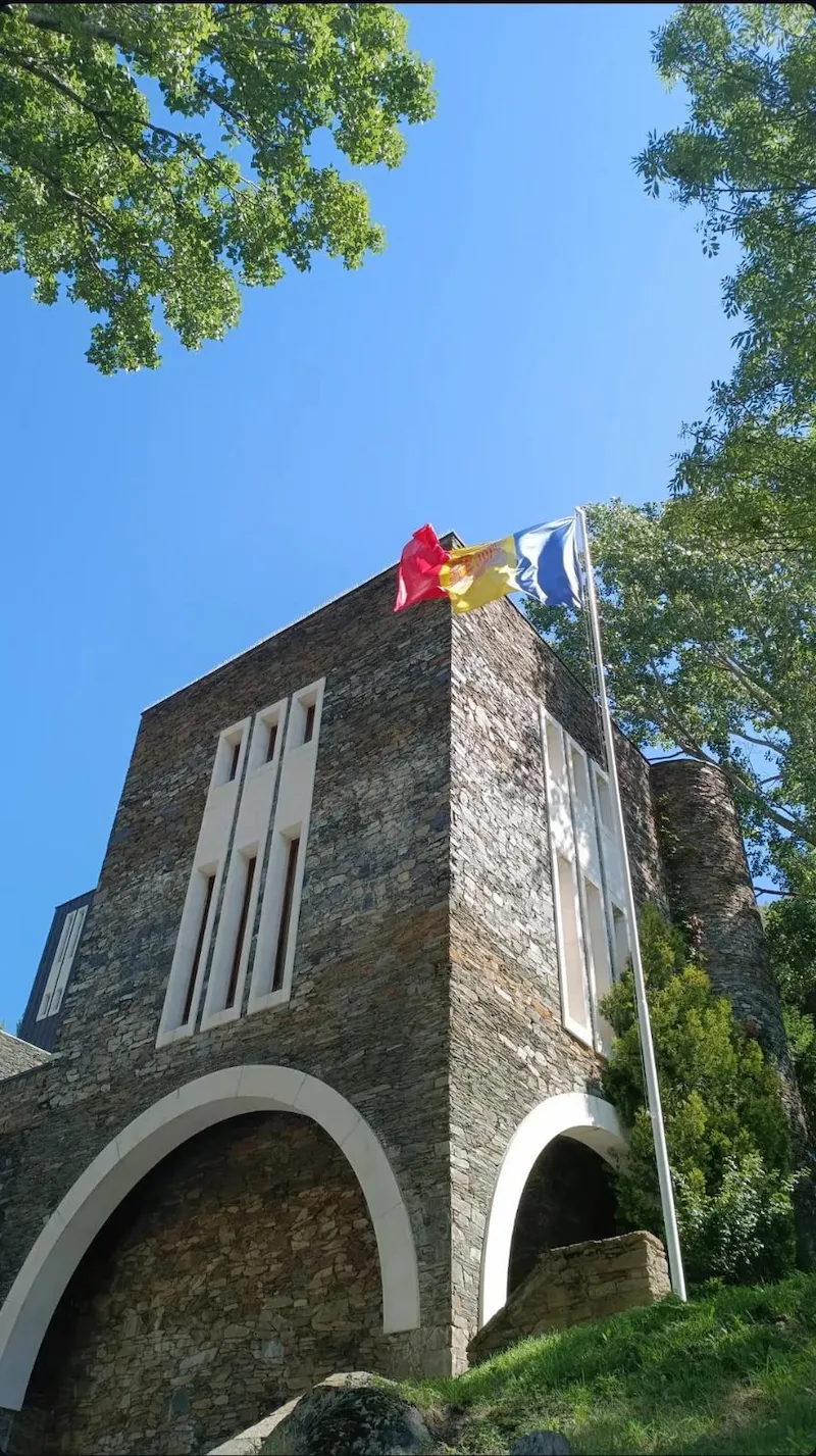 Santuari de Meritxell amb les banderes d'Andorra, entorn de les segones residències de Gesico Comfort